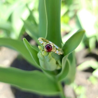 Yellow gold, garnet, diamonds