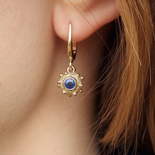 Yellow gold, sapphire stones