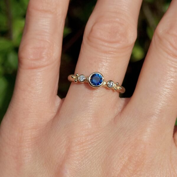 Yellow gold, sapphire, diamonds