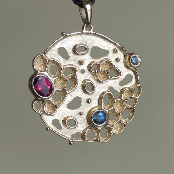 Yellow gold, garnet, sapphires