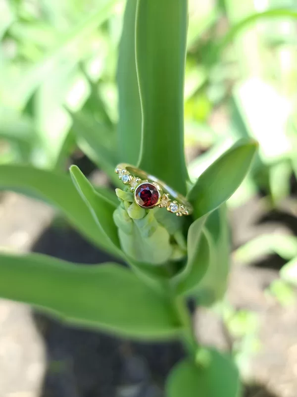 Yellow gold, garnet, diamonds