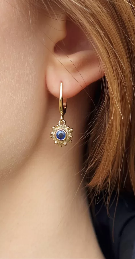 Yellow gold, sapphire stones