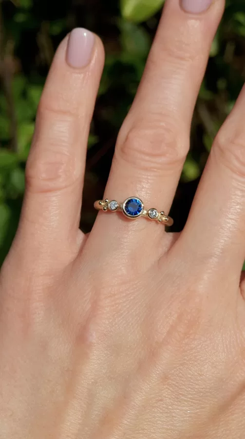 Yellow gold, sapphire, diamonds