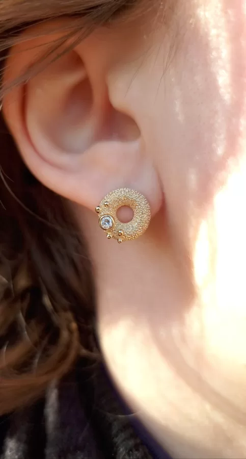 Yellow gold, diamonds